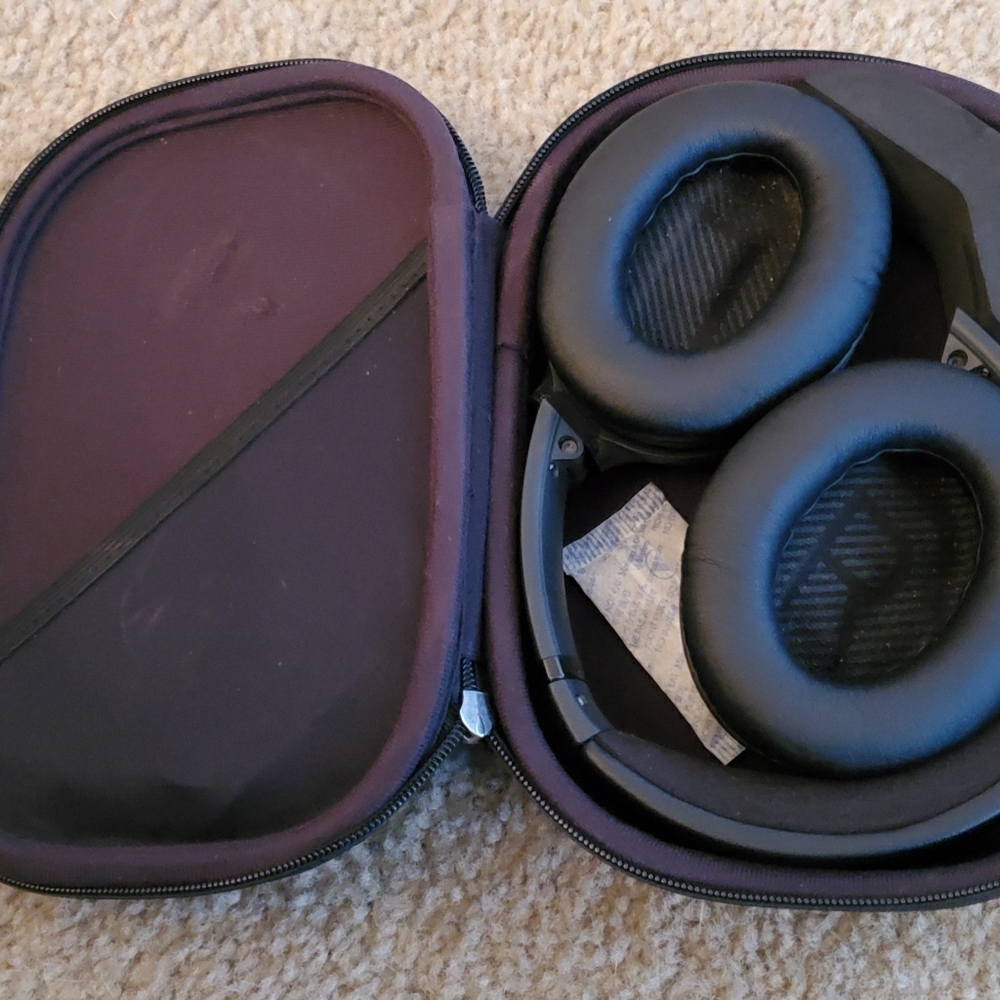 What are these headphones 🎧